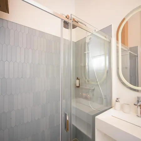 Maya's Flats & 64 - 3 On C * Gdansk