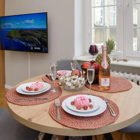 Maya's Flats & 64 - 3 On C Apartment *