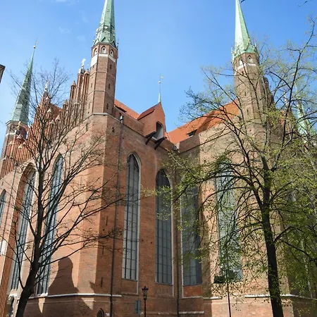 Maya's Flats & 64 - 3 On C 公寓